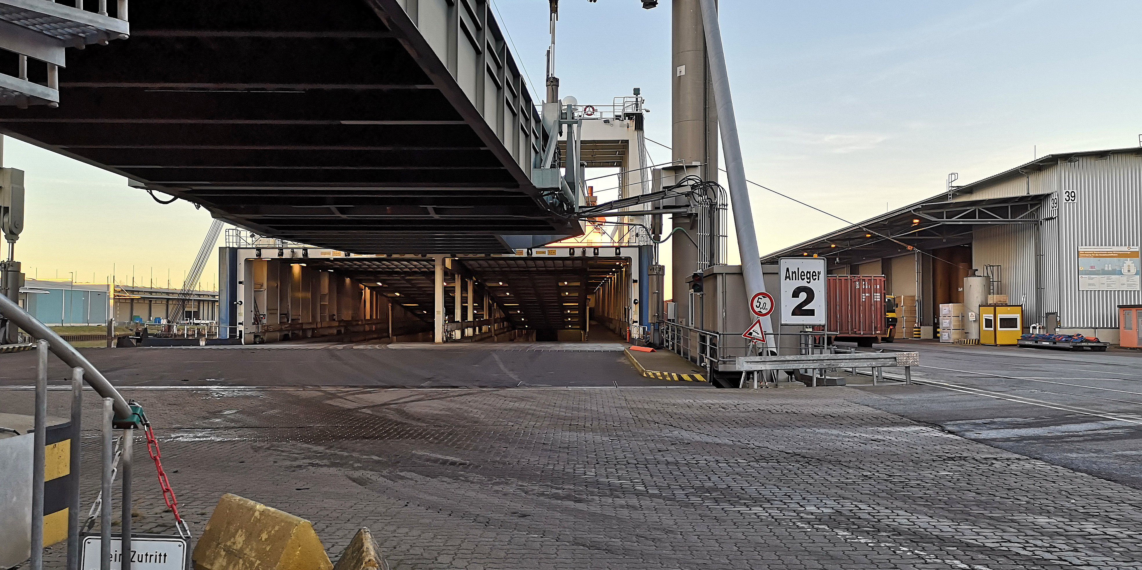 Lübeck - Wir parken direkt am Schiff...